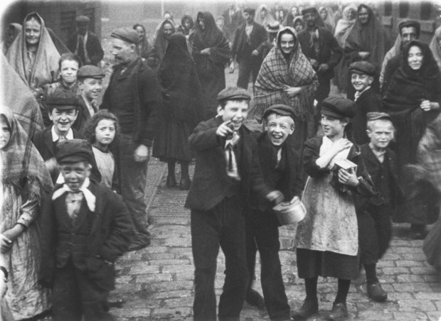 the-lost-world-of-mitchell-and-kenyon-2